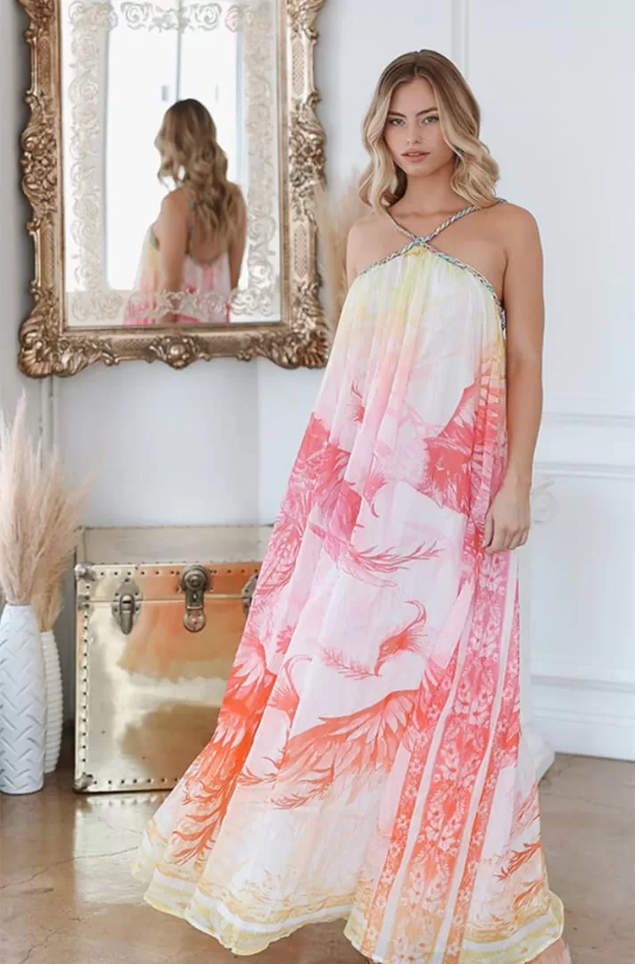 Vestido con estampado floral en tonos rosados con tirantes de pedreria