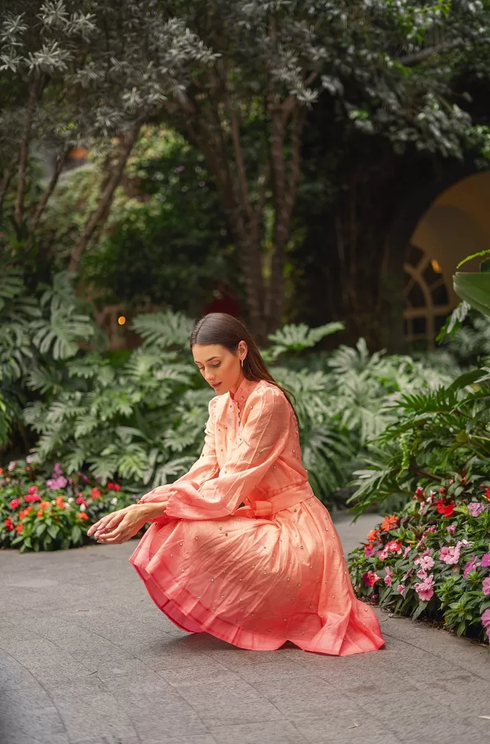 Vestido corto con efecto ombré, manga larga abullonada, botones joya al frente y aplicaciones brillantes. Disponible en rosa/naranja y verde/azul. El look perfecto para brillar este verano.
