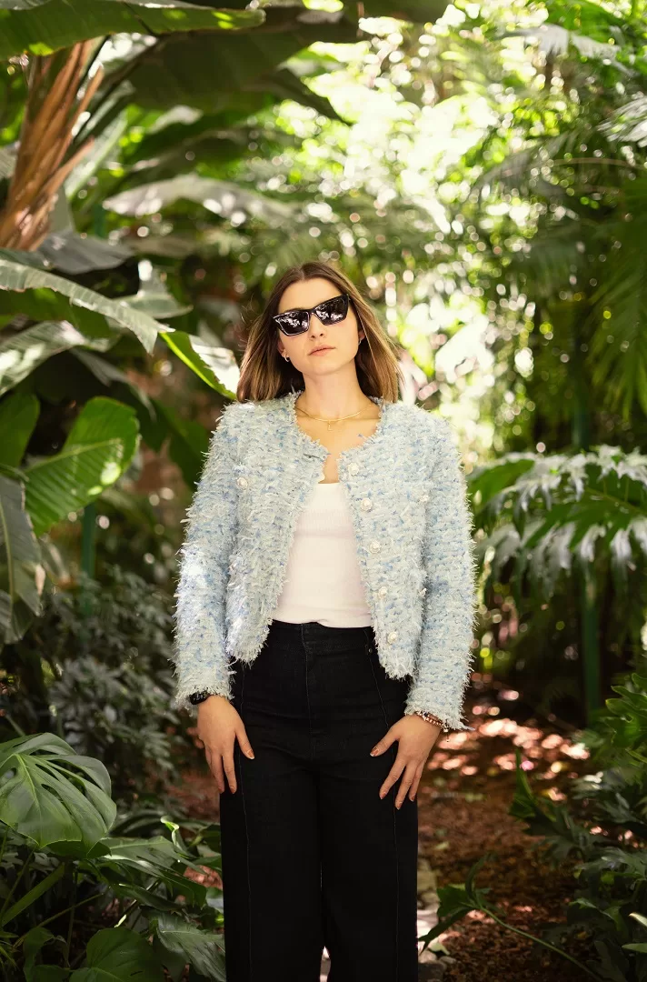Saco azul claro tipo Chanel con textura bouclé y botones joya con perla. Un básico elevado para primavera-verano que combina elegancia y frescura.